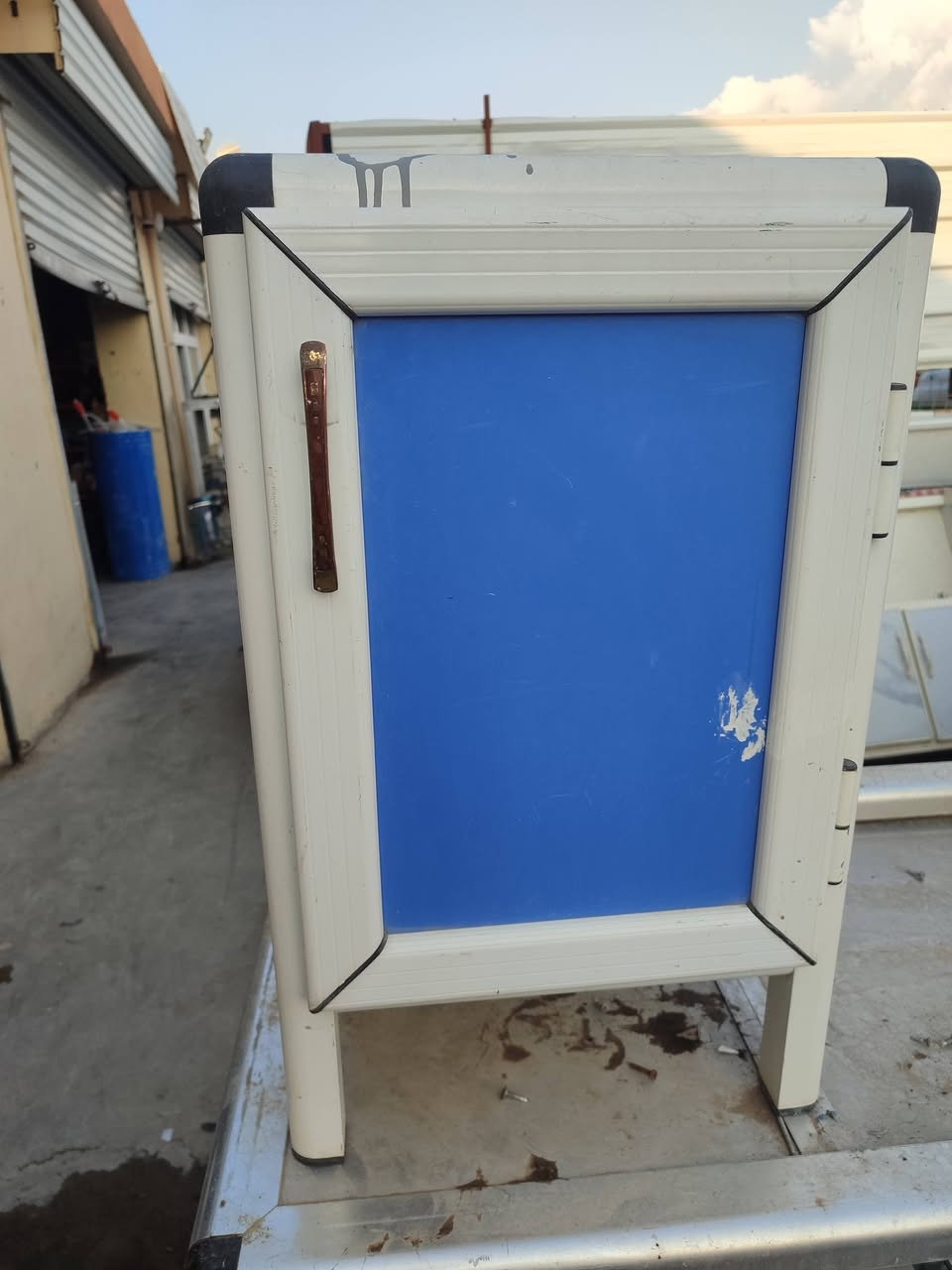 سلام عليكم جبنالكم وجبت اغراض لبيع كله جديد ونظيف شرط النظافه نشتري ونبيع ونراوس عندك اي شي دزه خاص او عل واتس اب ***********
