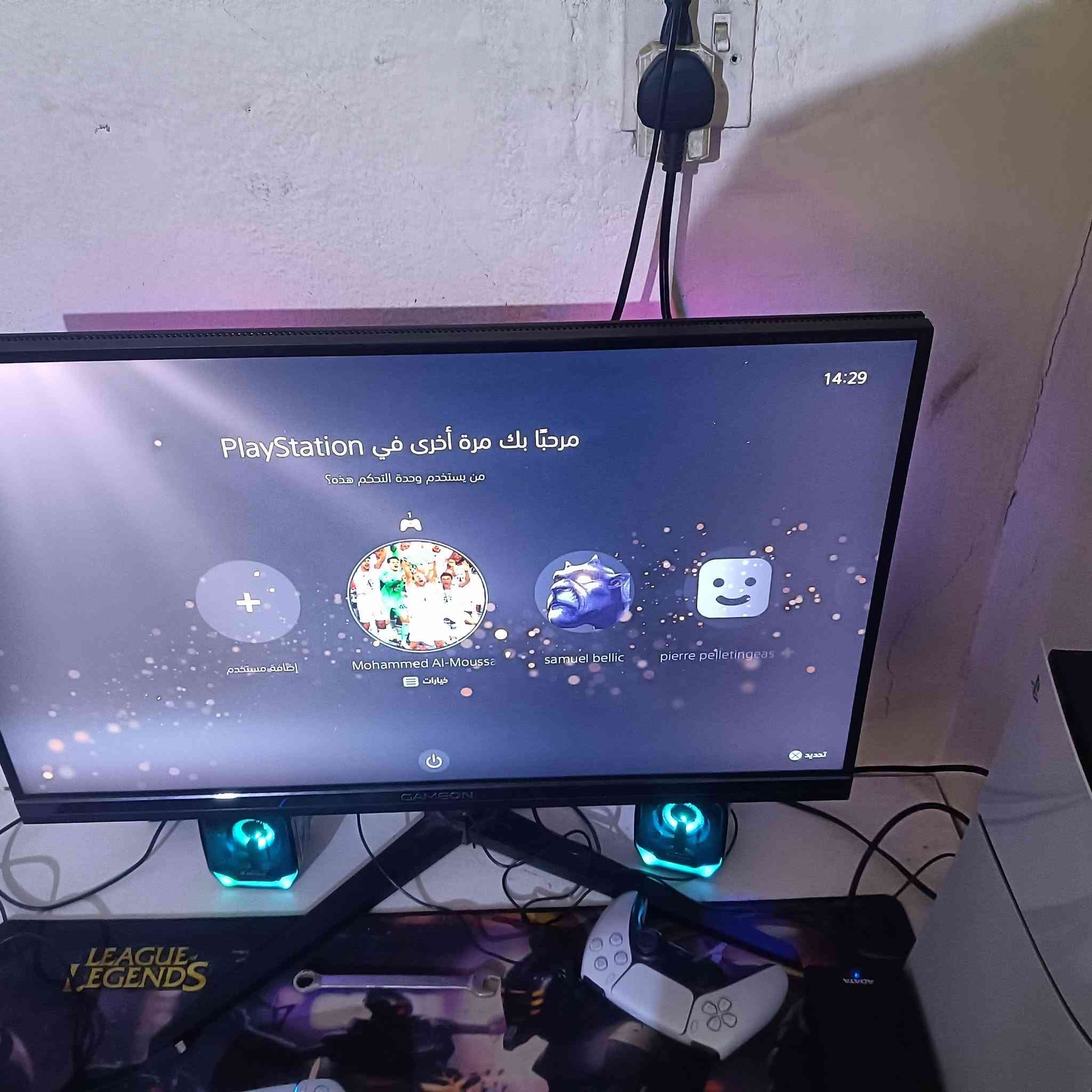 شاشه من شركه gameon حجم الشاشه 27 ودقه الشاشهه 4K وتدعم منفذين HDM هرتزيه الشاشه 180HZ غراضه كامله 
وتدعم RBG خلف الشاشه + سماعات هديه مع الشاشه السعرر 250 وبيه مجال للستفسار ***********
