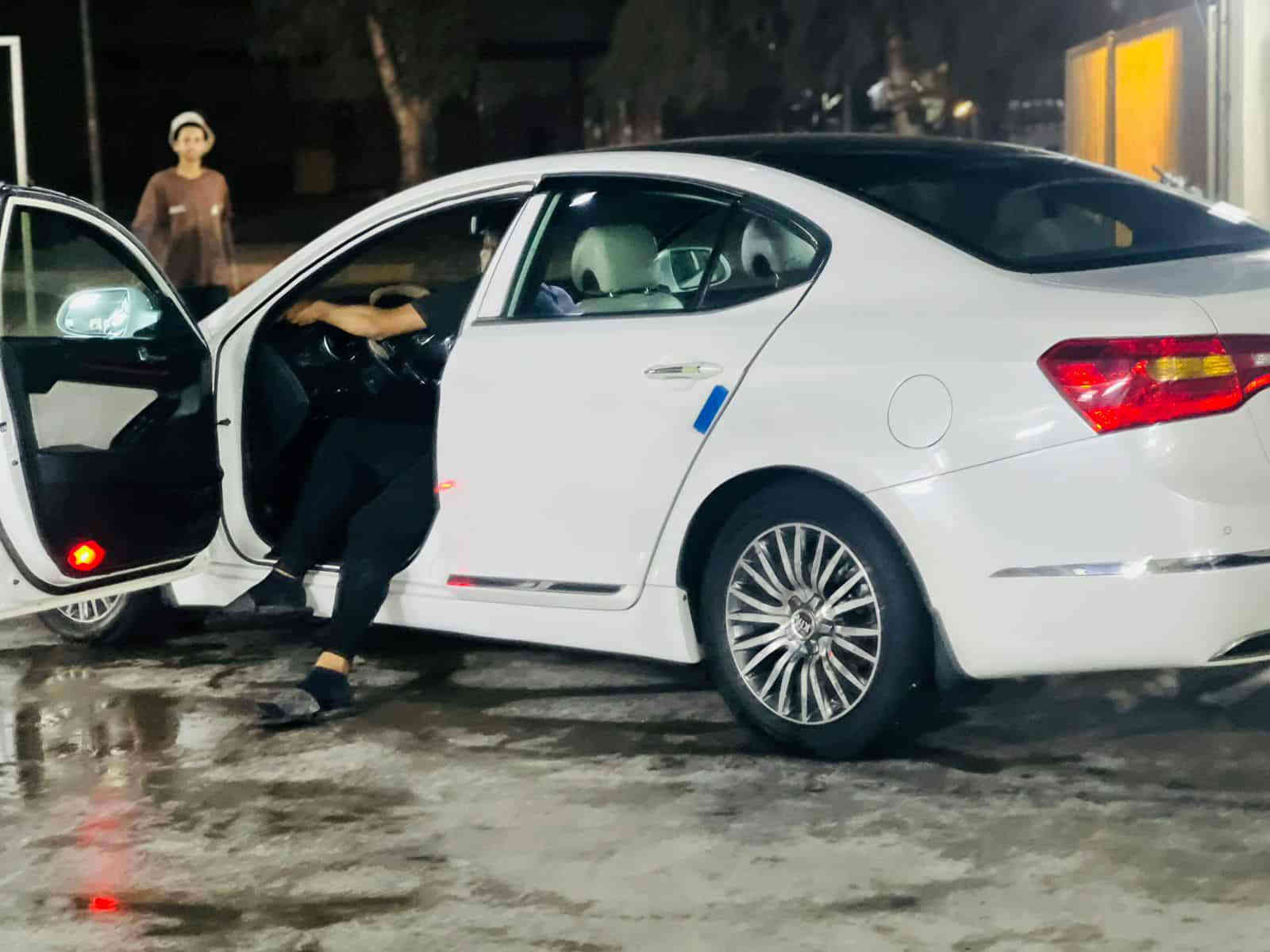 السلام عليكم للبيع الموديل 2012 كيا كادينزا خليجي  داخل ملكي
السيارة فول ١/١  
6 سلندر 
اللون ابيض  🩷

المواصفات✅

فول فول 👍
-بانوراما 💁
-تشغيل بصمة مع بصمة الابواب الامامية🎶
داخل  كريمي ملكي ❤️
-نظام ترحيب😍
-انارة بالمرايات والابواب الامامية👍
-كاميرا وحساسات خلفية❤️
-حساس ماسحات💕
-بردة خلفية متحركة👍
-كشنات كهربائية جلد تدفئة وتبريد  ❤️
-كشنات خزن ميموري 🥰
-لوحة تحكم بالكشن الخلفي👍
-لد امامي وخلفي💕
-تحكم كامل بالستيرن👉
-نظام ترحيب 👌
-اشاير مري+شفط+قلاب 💁
وباقي مواصفات الكادينزا معروفه 😎

السيارة بيها قطعتين+محرك مفتوح بس كفالة عمر كامل 

 سياره " تحويل + وكاله بشرط - فحص + هزه + سنوى جديد +رقم جديد انكليزي‏‪
السعر👇  129
مكان السيارة التاجي سبع البور ‏‪***********‬‏
