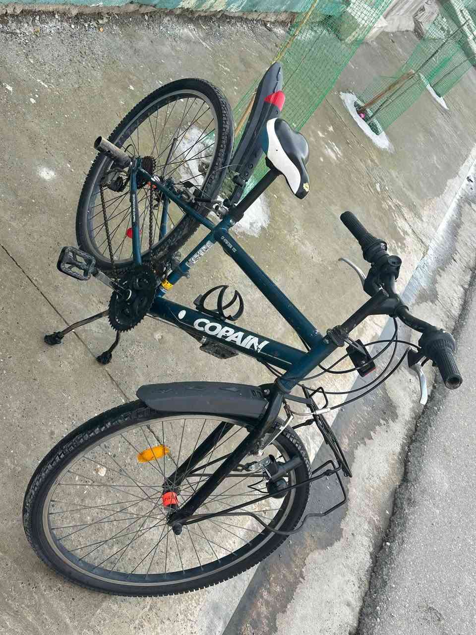 السلام عليكم بايسكل للبيع حجم 26 السعر 85 رقم الهاتف ***********
