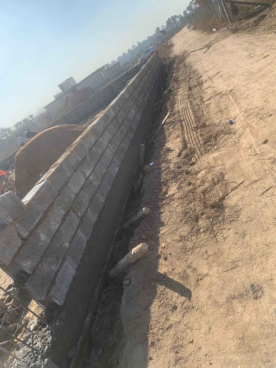 #الارض_عليك_والباقي_علينه🤩??
#والدفع_نضام مراحل 😉??

#_المقاولات_العامة

#عرض_مميز_جداً  #🤩وبالنقد 400الف فقط😍
بناء دار كامل بمواصفات درجة اولى وبمواد مفحوصة وتصاميم من قبل الشركة او صاحب العقار ?? 
 

#اولاً/ الاساس🏅: 

1-  ازالة الانقاض الموجودة مع قشط و تنضيف الارض جيداً من الاوساخ 🔴
2- فرش السبيس المفحوص وتحقيق المستوئ المطلوب وحدله مع الرش بحادلة 20 طن🔴
3- فرش الارض باكملها بنايلون زراعي سميك  ورش الارض بمادة الكلوردين🔴
4- اساس رفت ، بتسليح شيش ff بجسور أساسية بفرش حصيرتين الاولى بابعاد 40والثانيه 40 وتساوي 20 سم
5- تاسيس المجاري نوع الامل الشريف او البركه ٤ انج مع عمل قالب ثابت للمنهولات واغلاقه حتى نهاية العمل وتسليط الانابيب بطرق هندسية🔴 
6- صب الارضية ( رفت) بأرتفاع 40 سم

#ثانيا /الهيكل 🏠: 

1- صب بتلو ٢٠  سم من الاسمنت المقاوم 
2- بناء الدار بارتفاع 3.20 للطابق الارضي و 3.10  للطابق الاول و بالطابوق الاصفر الجمهوري خالي من الاملاح مع تثبيت انابيب المرازيب والسبالت والستلايت والانترنت مع البناء 
3-عمل قالب الطابق الارضي وعمل رباط سقف للطابق الارضي 30 سم .
4- تثبيت انابيب الكهرباء بالسقف 
5- تسليح بشيش عراقي FF  او فان ستيل بابعاد 15 سم للفتحات ( حصيرتين )
6- صب السقف بأرتفاع ٢٠ سم
7 - بناء الطابق الاول  بنفس المواصفات والمواد المذكورة سابقاً مع البيتونة وعمل مرد ماء ٢٠×٢٠ للسطح 

الكهرباء والماء والشتايگر⚡️: 

1- يتم تاسيس انابيب الماء للدار ٣ خطوط ppr الماني مسلح وتسليك اكثر من خط للنازل مع تاسيس انابيب التقطير للسبالت وتثبيت خلاطات دفن ٣ خطوط  للدار بالكامل ( الدوش والغربي  ) 
2- يتم تشطيب الخلاطات والصحيات من النوع التركي 
3- يتم تاسيس الكهرباء  اردني او سعودي
4- لبخ جدران السطح ونثرها  وثم تطبيك السطح بمادة الشتايكر مع وضع عوازل من قبل شركه مختصة بهذا المجال 

الابواب والشبابيك والمحجرات 🚪: 

1- يتم وضع فريم حديد مع الكتائب وثم تركيب شبابيك المنيوم او PVC والالوان  حسب رغبة صاحب الدار

2- يتم تركيب الابواب القاصه للصاله وابوب خشب درجه أولى  للداخل وابواب (PVC  -   المنيوم ) للخدمات والمناور حسب الرغبة من قبل صاحب الدار
3- يتم تركيب محجرات المنيوم تركي 4 خطوط 

السيراميك والبياض والارض
*********** اتصال او واتساب
هذا العمل لمزرعه في الدوره البوعيثه نضام عمل المزارع و الشاليهات يكون قطعي ضمن تندر خاص بالمزرعه 
جاهزين لعمل اجمل واروع المزارع و الشاليهات 
وبناء الدور باحدث التصاميم الحديثه
