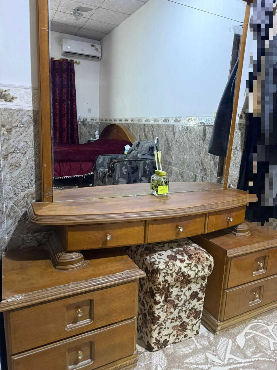 السلام عليكم ورحمه الله وبركاته . غرفه اخشاب نظافه جيده للبيع صاج مثل ماموجود بالصوره. رقم الهاتف . ***********
