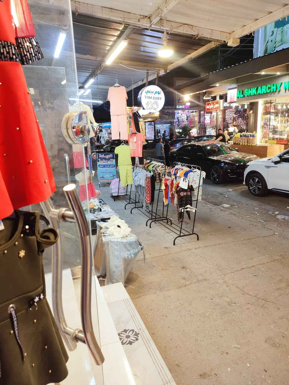 محل للبيع في حي النور بفرع صالون عروس بيروت قرب جرزات الشكرجي العمق 4والعرض 2 المحل ابيعو كامل ويا اغراضو وايجارو مناسب 250 الف قريب عشارع ***********
