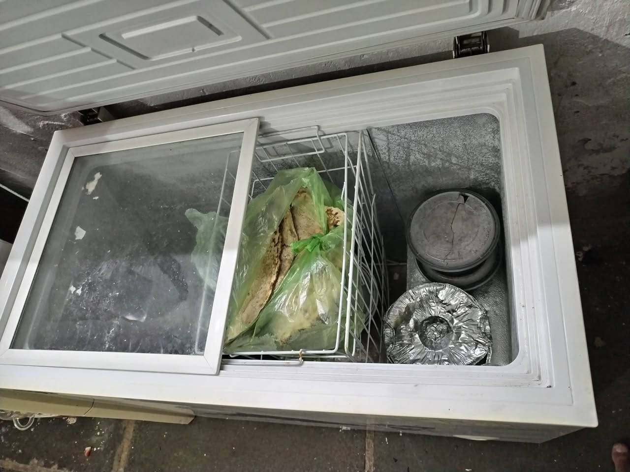 مجمدة للبيع
مجمدة للبيع
شغالة 100% واسعة من جوا مابيها اي عطل او اي مشكلة 
فقط اليدة مكسورة شرط الفحص 
سعر 150 و بيها مجال مو دائماً متواجد على الفيس
هاذ رقمي
***********
