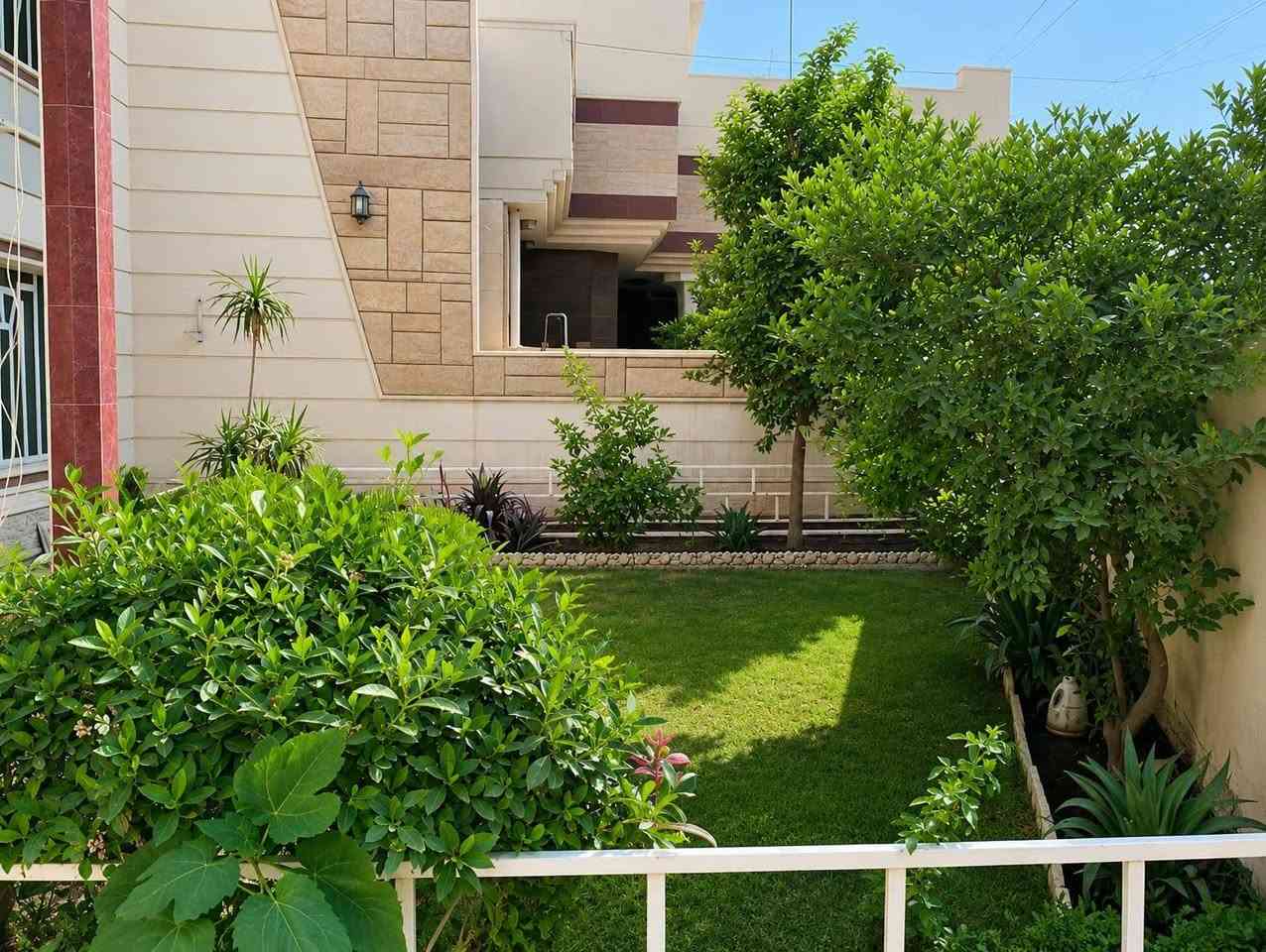 بيت تجاري للايجار 

الموقع/حطين شارع السفارات 

المساحه/350م

المواصفات 
طابقين
5غرف نوم
5حمام
صاله
مطبخ
2هول
كراج يتسع سيارة 
حديقه
شارع عريض 
مخصص للشركات التجارية ومذاخر ألأدويه 

سعر الأيجار/2,500,000 دينار عراقي 

زيد عقاري/***********
