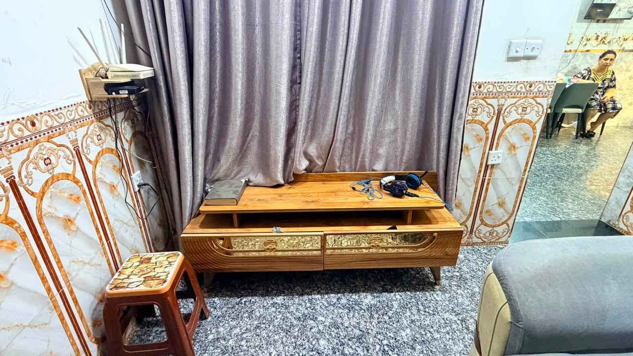 سلام عليكم كراسي ثنين ميز تلفيزون بس رجل وحده مكسوره و كرويته وحده هاذ رقمي مكاني بغداد حي الحسين رقمي ***********

