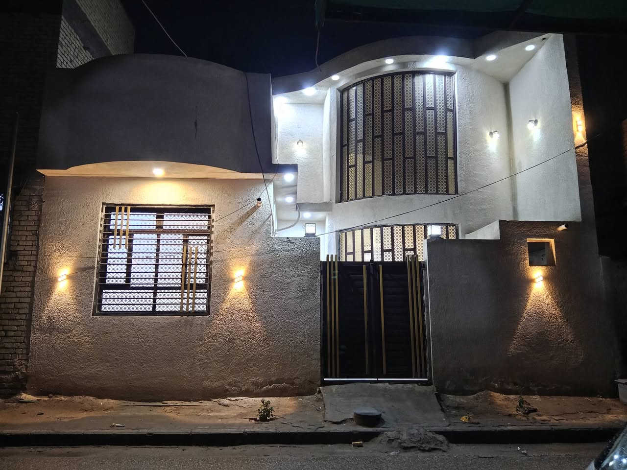 السلام عليكم بيت لبيع طابو صرف بسمي 100 مربع 10×10 بناء جديد درجه اولى مطلوب اسكان 27 مليون بل شهر اسدد 150 الف يحتوي عله استقبال صاله غرفه نوم مطبخ حار بارد صحيات داخليه او خارجيه العنوان مول الباقر قرب جامع اهل البيت الاتصال ***********
