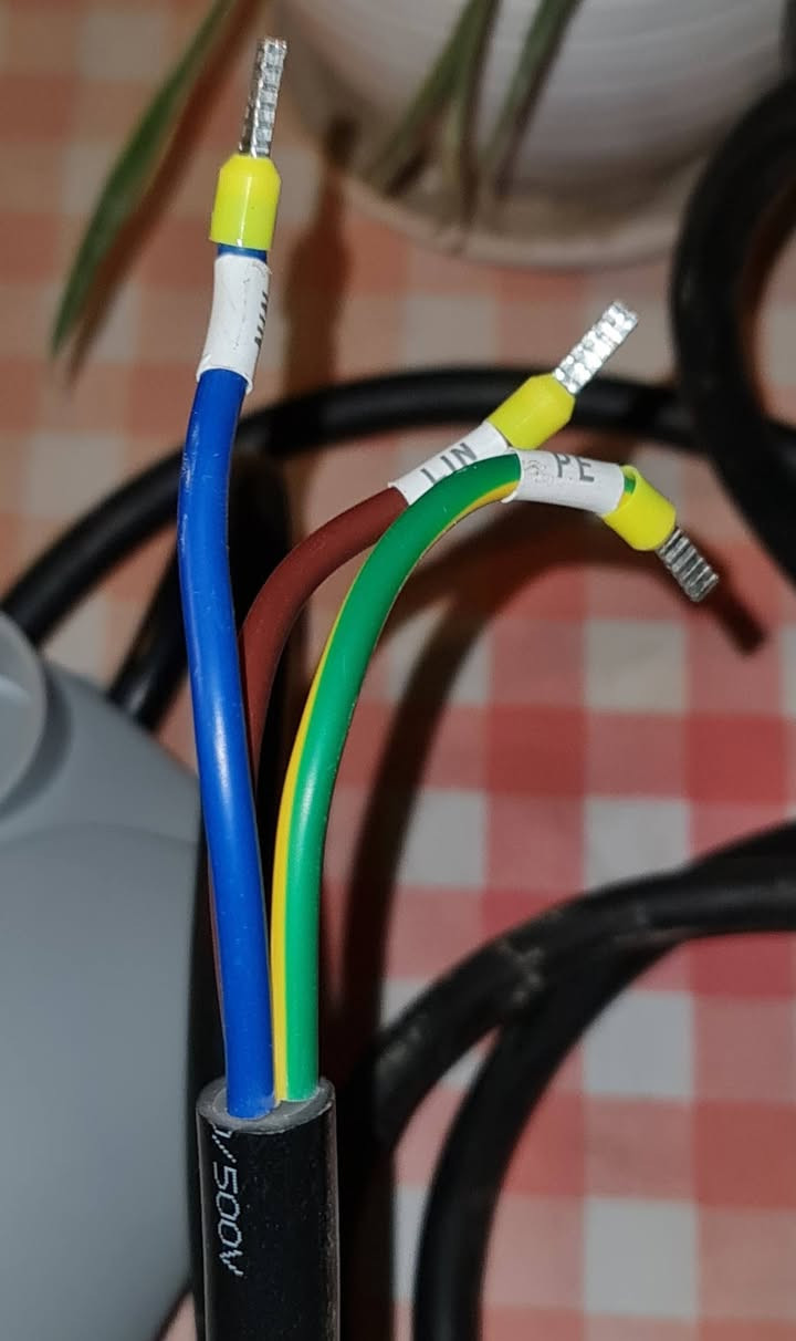 السلام عليكم 
عندي هذه الشاحنة مال BYD اصلية اجتي ويا سيارتي
32Amp - 7KW
وياها الكارد مالها عدد 2 كارد وقاعدة علمود تتثبت على الحايط
للعلم مامستخدمها بس فاحصها فقط بالكهرباء 
واكدر اوصلك اياها لأي محافظة


**إذا كنت صاحب هذا الإعلان وتريد حذفه لأي سبب، رجاءا أرسل رسالة إلى الدعم الفني**