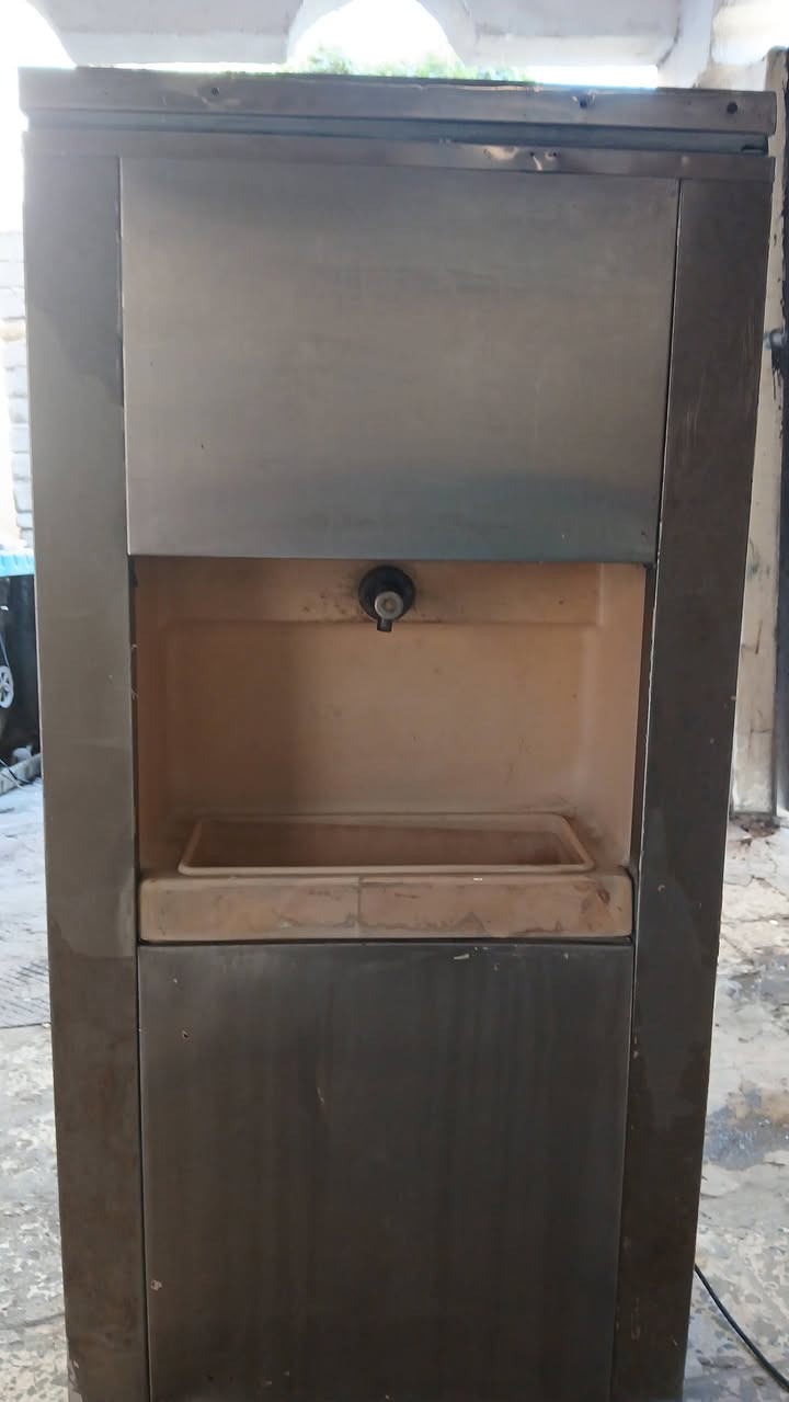 العارضه ١٠٠ شغاله شرط الشغل 
البراد كويتي ٢٠٠
مكينه ١٥٠ والشراي استاهل وياه
***********
