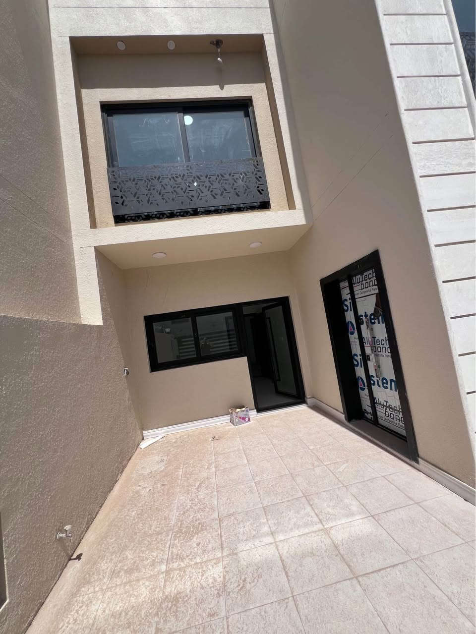 دار للبيع في مجمع قرية الكاظمية السكني ( طابو الكاظمية سند ) المساحة ١٥٠ م يحتوي على ثلاث غرف  نوم وصالة وهول ومطبخ وكراج وحديقة مع امكانية اضافة غرفة رابعة في الطابق الاول . جاهز للسكن  يقع في منطقة الكاظمية شارع الطي / ٨٠٠ م عن المحيط - ٥ دقائق عن مرقد الامام الكاظم (عليه السلام).
السعر المطلوب 470 مليون
للاستفسار 
*********** بغداد, العراق
