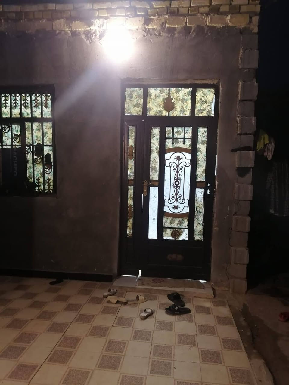 السلام عليكم ورحمة الله وبركاتة بيت 200 متر للبيع غرفتين وصاله ومطبخ او صحيات السعر 25 مليون مكان البيت منطقه سيد خضير باقي التفاصيل عل هاذه الرقم ***********
