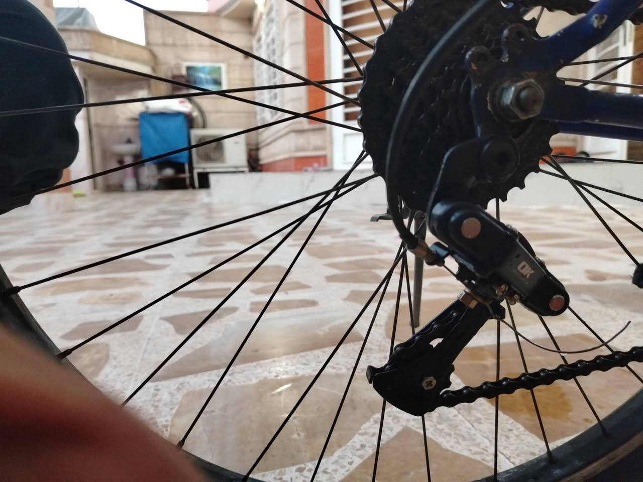 السلام عليكم للبيع
النوع والفئة: دراجة جبلية (Mountain Bike - MTB) مصممة للطرق الوعرة واليومية.
​العلامة التجارية (الماركة): INDICATOR (مكتوبة بشكل واضح على الهيكل والمساعد الأمامي).
​اللون: أزرق ملكي (Royal Blue) مع ملصقات وخطوط باللونين الأبيض والأصفر.
​الهيكل (Frame): مصنوع من المعدن بتصميم رياضي متين، ويحتوي على قفل دراجة أسود ملفوف ومثبت أسفل المقعد.
​المساعدين (Suspension): تحتوي على مساعد أمامي (Front Suspension Fork) من ماركة INDICATOR للمساعدة في امتصاص الصدمات على الطرق غير المستوية.
​نظام التروس والسرعات: دراجة سرعات (Multi-gear) تحتوي على تروس أمامية وخلفية مع ناقل حركة (Shifters) مثبت على المقود، مما يتيح تغيير السرعات لتناسب المرتفعات والطرق المستوية.
​المكابح (الفرامل): فرامل من نوع V-Brake (فرامل لقيمات تقليدية) على العجلات الأمامية والخلفية.
​الإطارات والعجلات: إطارات جبلية عريضة ذات نقشة خشنة لزيادة الثبات على الأرض، مع جنوط ألمنيوم وشفرات (سلك) كلاسيكية.
​المقعد: مقعد أسود مريح وقابل لتعديل الارتفاع.
​بلد الصنع: مدون عليها ملصق "MADE IN CHINA" (صنع في الصين) أسفل الهيكل.
​الإضافات: تحتوي على جك (مسند جانبي) أسود لتثبيت الدراجة عند الوقوف.
​حالة الدراجة العامة (كما تظهر في الصورة):
الدراجة تبدو بحالة جيدة وجاهزة للاستخدام، الهيكل سليم ولا توجد به صدمات واضحة، مع وجود بعض الآثار الطبيعية للاستخدام الخفيف على الإطارات والدواسات
الحجم 26
السعر 90وبي مجال


**إذا كنت صاحب هذا الإعلان وتريد حذفه لأي سبب، رجاءا أرسل رسالة إلى الدعم الفني**