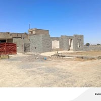 بيت للبيع اربع قرف ومطبخ وربعه خارجيه وقطعت ارض مسيجه مزرعه 0782444328...