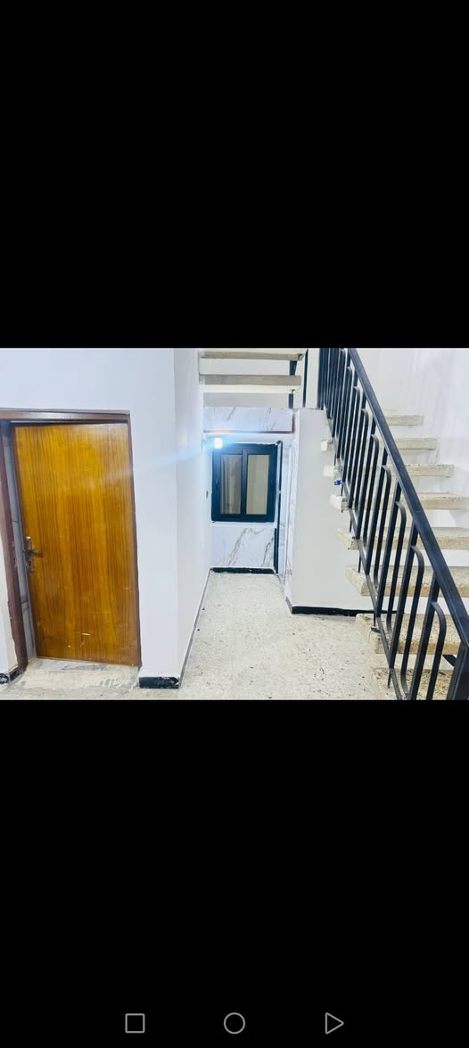 السلام عليكم بيت للبيع مساحة 200متر واجهة 10يحتوي على ثلاث غرفة نوم وصالة وهول ومطبخ  وكراج وحديقة بيت نظيف جدا موقع ممتاز رفاق  الثانية خلف شهداء بياع الاستفسار على هذا الرقم ***********
