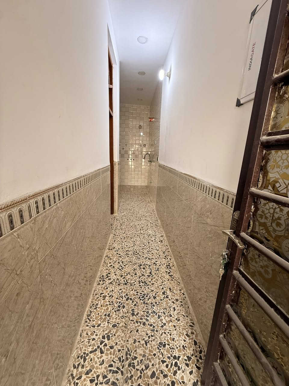 السلام عليكم
مشتمل للبيع 100 متر 
بناء حديث 2024 غير مسكون
العنوان حي الحوراء شارع سيد يعقوب اول شارع 
للأستفسار ***********
