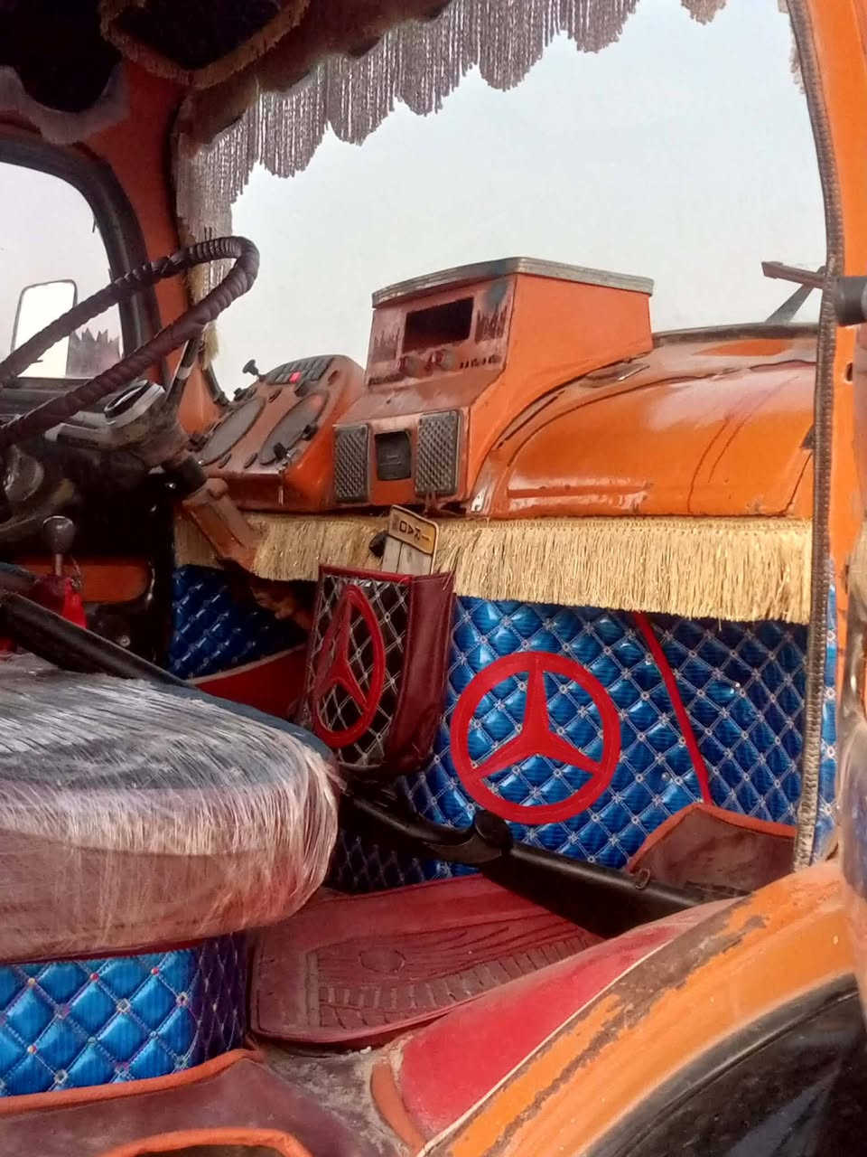 ابوردين للبيع موديل 82 رقم نجف سياره مكفوله كفاله عامه وبسم صاحبه ومداور ثاني يوم وسياره مطوله من ترجيه لورا ولقماره مصبوغه صبغ عام وسعر 30 وبيه مجال ومكانه شرقي شنافيه مكلف بنشر ***********
