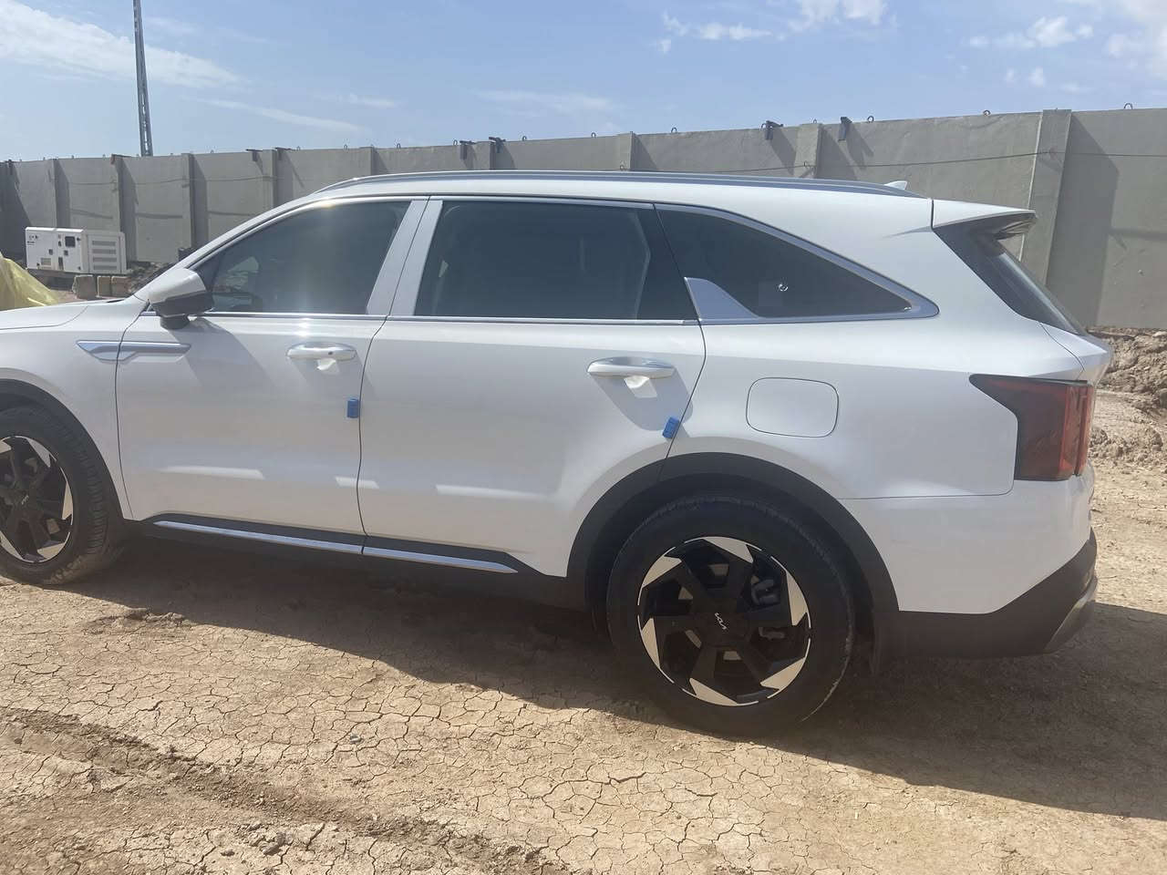 السلام عليكم شباب 
 للبيع  
كيا سورنتو 2024 استلام زيرو خليجي 
ماشية 110 الاف كم فقط
رقم اربيل الجديد سنوية جديدة تريد تحويل تريد وكالة 
مكينة ستة سلندر 
كفاله عامة من كلشي عدا كارت احمر كد اربع اصابع وطخه
سيارة كلها ع وضع الشركه
المواصفات :- 
ويل 19
بصمة تشغيل وابواب وجنطة
كامرة خلفية
كشنات جلد
كشنات كهرباء 
كشنات الخلفيه قلاب كهرباء 
شاشة متصله
شفتات ستيرن 
تشغيل عن بعد 
حساسات 360 
ثلاث انظمة قياده 
شحن لاسلكي
منافذ تايبسي
بصمة عدد اثنين
بلوجكتر لد
مري شفط 
ترحيب 
لد مخفي متغير الاوان 
دمام بوس
سبعة راكب 
سبير ما نازل
الخ من المواصفات المعروفة …..
الاضافات :- 
سيارة استلام على ادينه زيرو 
السعر 285$  وبيها مجال بسيط للشراي 
مكان السيارة البصره
للاستفسار ***********
