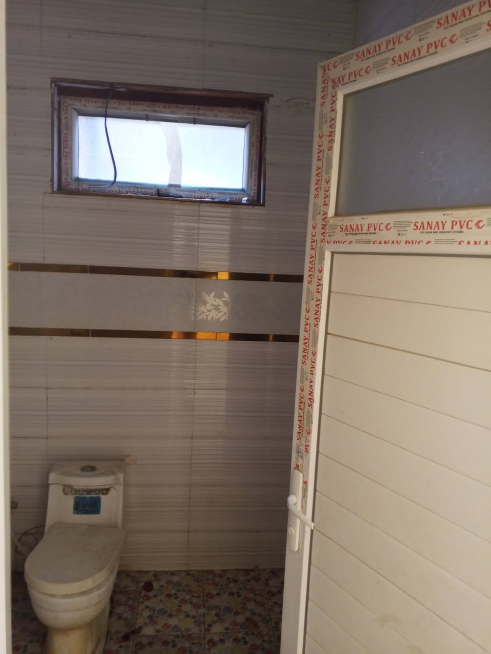 السلام عليكم
دار سكني حي دوام المعمل ركن الربع الأول
المساحة ٢٣٠ متر
عرض الشارع ١٠ متر و ١٢ متر
الواجهة ١٢ ونص متر
طابقين ٤ غرف نوم ملحقات كامله
حديث بناء سنة ٢٠٢٠
فارغ حاليا
السعر عل خاص او الاتصال ***********
