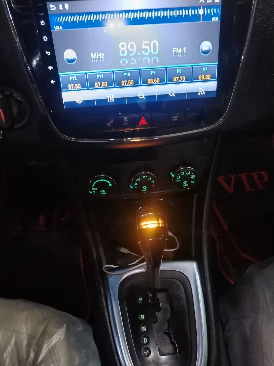 كلايسر سي 200موديل 13محرك 3600  سعرهه 78 وبيهه مجال قليل سياره تخم تاير صدر امام خلفي جديد محرك كير مكفول تبريد جاهز منظومه بانزين جديده  سياره بيهه ضربه جامالغ خلفي الايمن وبيهه رصعه قليله موضحه بل فديو شاشه داخلهه لونين سياره نظيفه والحمدالله وشاد زنون  سنويه تصقط 31 مكان بغداد الشعب ***********
