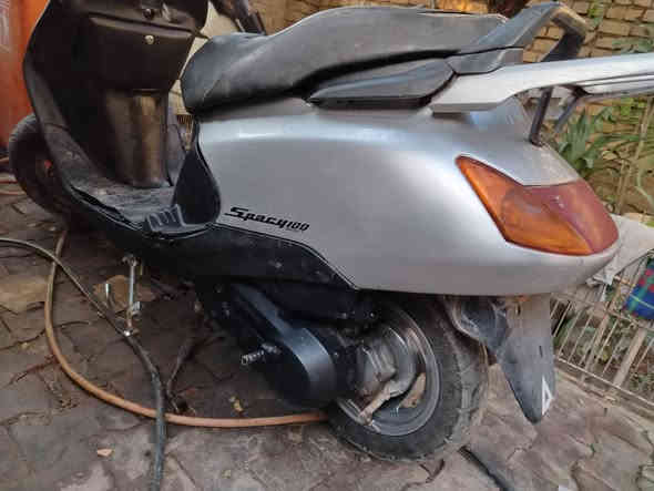 السلام عليكم ورحمة الله دراجات سبيسي وحده كفرها اصلي  محركها مفتوحه مره وحده رايمر خير من الله من مشي و نعومه شغاله سلف هندر لايت اشاير جاهزه رايدها اب ٦٦٠ و بيها مجال  و الثانيه كفرها تجاري رايدها اب ٥٥٠ و بيها مجال مكاني كوت حي الجهاد وهذا رقمي ***********
