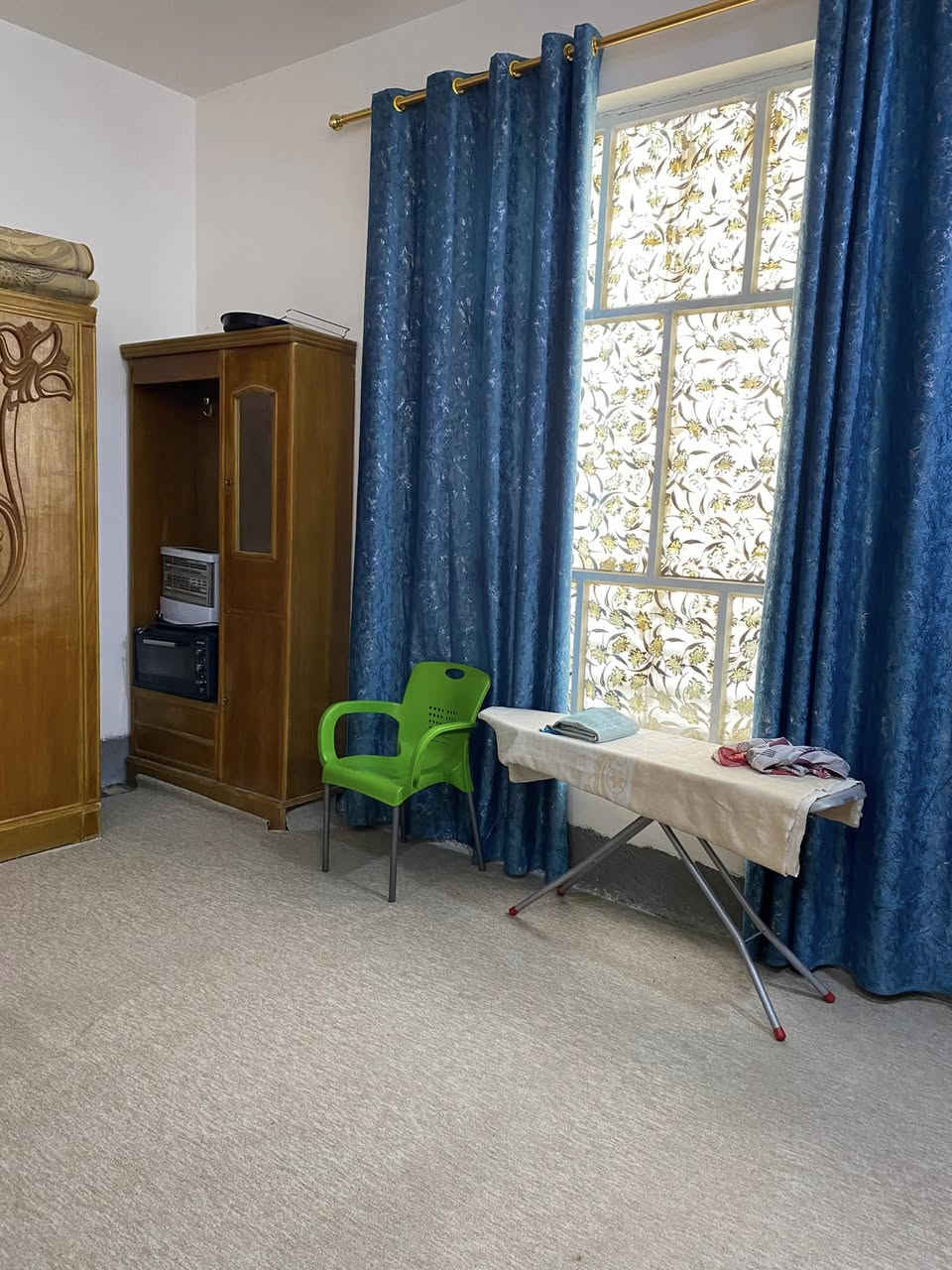 السلام عليكم بيت للبيع مساحة ٣٠٠ متر مكان السنية قرب معمل الألبان الحمران نزلت علي كيك ال بو جالي يبعد عن شارع العام ٤٥٠ متر يحتوي على كراج سياره وغرفتين واستقبال ومطبخ وصاله وصحيات داخليه للاستفسار اتصل على رقم ***********

