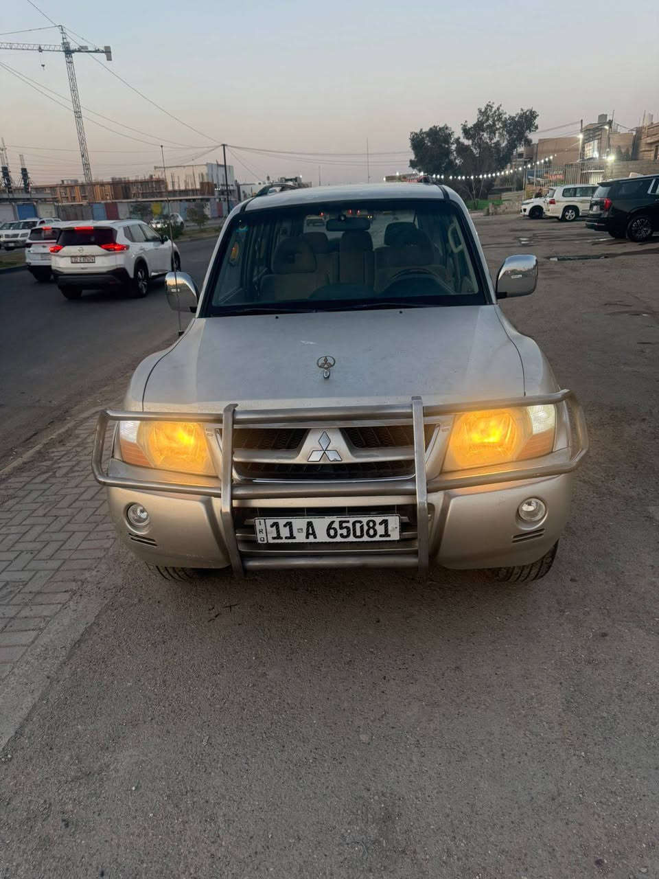 سلام عليكم ورحمة الله وبركاته
ميتسوبيشي باجيرو 2006 حبتور:
- *الحالة:* مكفولة بدون صبغ  بدون تبديل عدا جراد بيها و قطرة  صبغ ما بيهه مكفوله .
- ⁠هزه جديده بهاذ الشهر بأسم صديقي تحويل ثاني يوم 

- *المحرك:*
- سعة 3.8 لتر
- 6 سلندر
- *ناقل الحركة:*
- أوتوماتيكي 5 سرعات
- نظام Sportronic
- *الدفع:*
- رباعي 4WD
- نظام Super Select 4WD
- *اللون:*
- سمائي (سلفر)
- *المواصفات الداخلية:*
- مقاعد بلادية 
- مسجل cd وقارئ اعطال بلاد 
- نظام صوت ستريو سماعات بلاد
- مكيف هواء مزدوج ‏ثلاث قطع تبريد 
- نظام تدفئة وتبريد للمقاعد
- *المواصفات الخارجية:*
- مصابيح بلادية أصفر
- مصابيح ضباب
- مرايا جانبية شفط  كهربائياً
- نظام سنتر لوك
- *الأمان:*
- نظام ABS
- نظام EBD
- نظام ESP
هذه بعض المواصفات الأساسية،
السعر ٩٨ وبي مجال جيد جدا ، او مراوس مكاني كربلاء حي الحر  
***********
واتس اب
