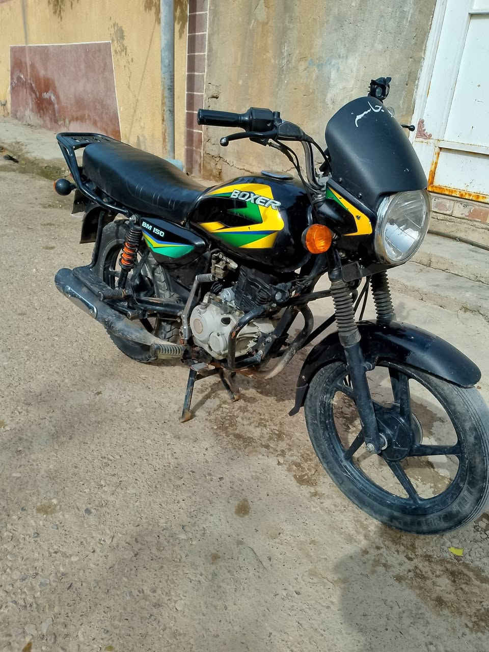 سلام عليكم 
بوكسر 23 مرقم بغداد 
الدراجه حلوه ونضيفه وجديده 
تحويل مباشر 
مكينه ممفتوحه 
كهربائيات كلها شغاله 
سلف هندر كامله 
شلعه معدل فول 
سعر 2150 الشراي يتصل ويدلل 
مكاني ديالى الخالص هبهب 
رقمي ***********
