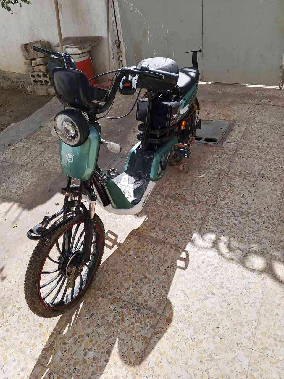 السلام عليكم دراجه شحن للبيع استعمال 6 اشهر كلشي ما بيها شغاله بس بطارياتها شويه تعبانه تريد تبديل سعر 150 وبيها مجال مكاني كوفه شارع المعمل رقمي *********** وبي واتساب
