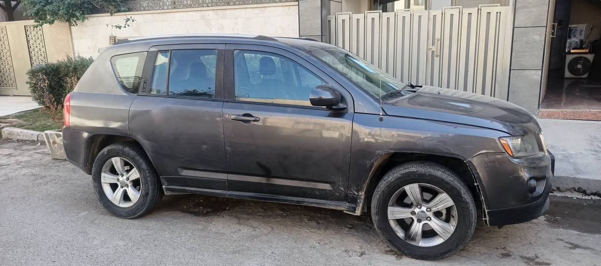 السلام وعليكم اخوان جيب كومباس 2016 للبيع 
ماشيه 140 الف 

الحادث بالبك الخلفي لايمن + مبدل الباب الامامي لايمن + الجاملغ لامامي حك شبرين هيج بي صبغ 

المواصفات 

مانع انزلاق + الكشانه لاماميه بيه تدفئه + الكشانه نص جلد + حجم المكينة 2.4+ اربع سلندر +4×4

السعر 100$ قابل للتفاوض 
العنوان الحالي بغداد 

اي استفسار على الرقم 
***********
