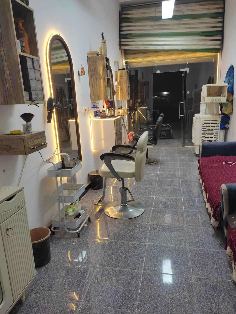 محل حلاقة كامل للبيع ديالى خان بني سعد قرية الانتصار مجاور مدرسة الحسام ***********
