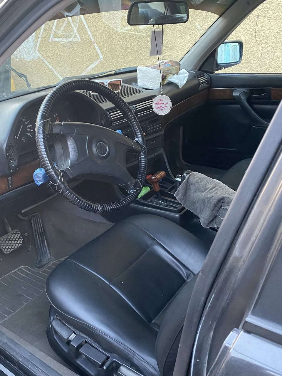 السلام عليكم
بي ام للبيع 
حجم / ٧٣٠ V8 مسكر 
موديل / ١٩٩٠ 
 مصبوغة عامّ للجمالية فقط بدون ضربة رقم بغداد نكليزي بأسمي كير مكينة كهربائيات صدر خير من الله دواخل جدد تبريد نقصة فقط غاز مكاني مدينة الصدر السعر ( ٤٨ ) وبيها مجال بسيط 
***********
