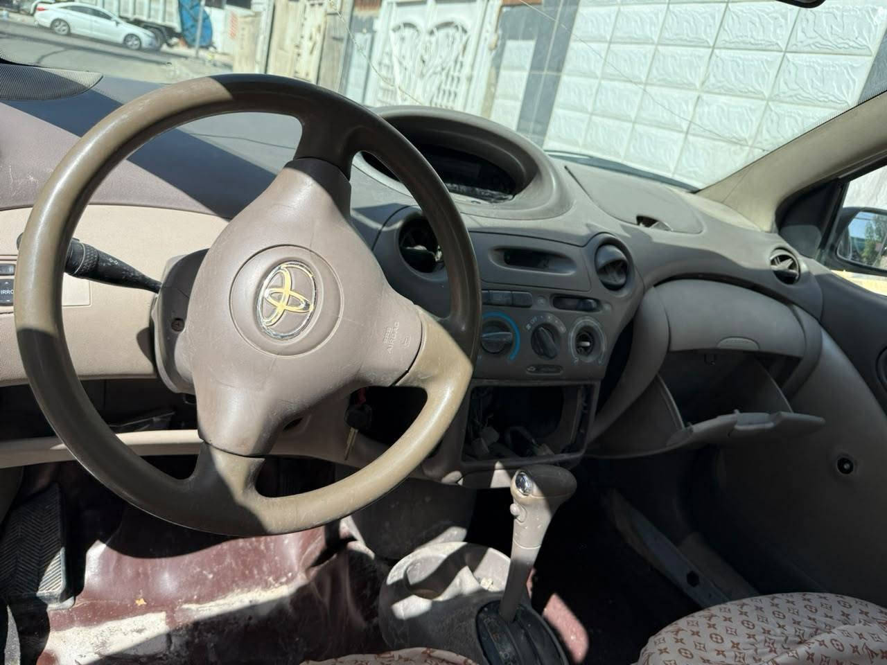 تيوتا ايكو 2004 كير اوتو  للبيع مكانها بغداد مصبوغه عام معاملة رقمها كاملة وحته مهزوزه السياره باقيه بس ع تخصيص رقم السياره جاهزه كير ومكينه وصدر مكفولات التبريد نقص بس غاز ونقصها بك لايت السياره جاهزه السعر خاص او واتساب ***********
