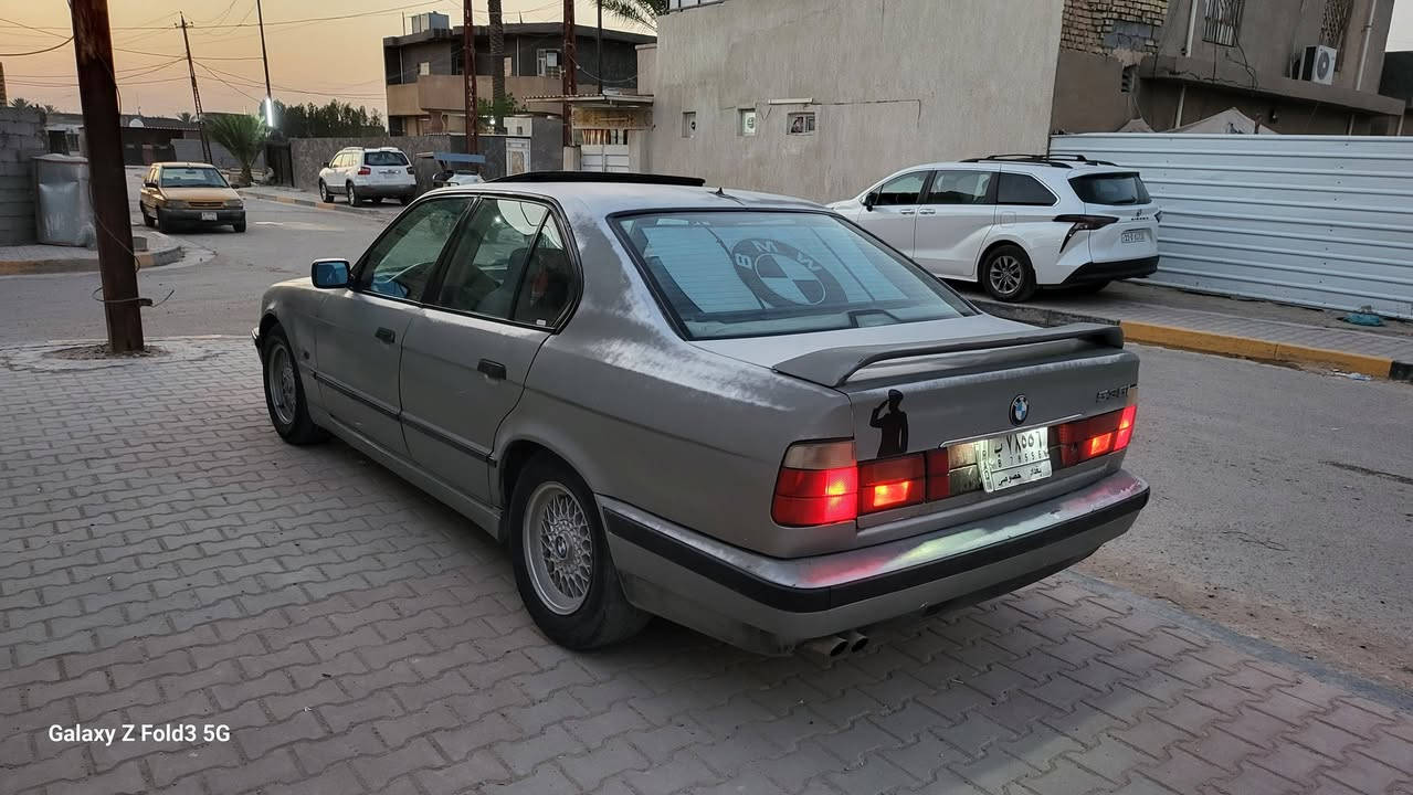 اسلام وعليكم
للبيع او المراوس BMW e34 535i

موديل 91اصل مسجله 89

فتحه 

كشنات جلد كهربائي 

كروز سرعه 

تبريد ثلج 

كير مكينه شداهن حاويه 

كهربائيات كلها شغله

صدر خلفي جديد المامي بي شغل 

جارده حتاجلها صبغ بيها طخه جاملغ خلفي 

السياره كلش حلوه بيها رون ومعدل كلش حلو اكسلها 3.23

السعر 45 وبيها مجال بسيط 
***********

عنواني بغداد ابو غريب صناعه حي الرساله
