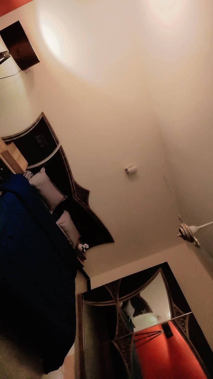 السلام عليكم متوفر شقق للايجار مؤثثه يومي باسبوعي وشهري كهرباء 24 ساعه حارس موجود مصعد موجود اي شيء متوفر بداخل العماره عنوان كراده داخل قرب جباره شربت استفسار على هذا الرقم ***********
