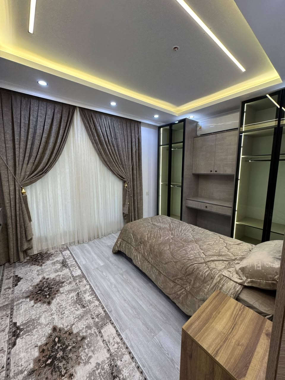 شقة ثلاث غرف و صالة #للایجار 
مؤثث vip ،  اثاث زیرو ، ممسكونة 
مساحة 170 متر ، طابق 4
مجمع سكنی واو تاورز 
التواصل 0750 444 7409 
التواصل ***********
