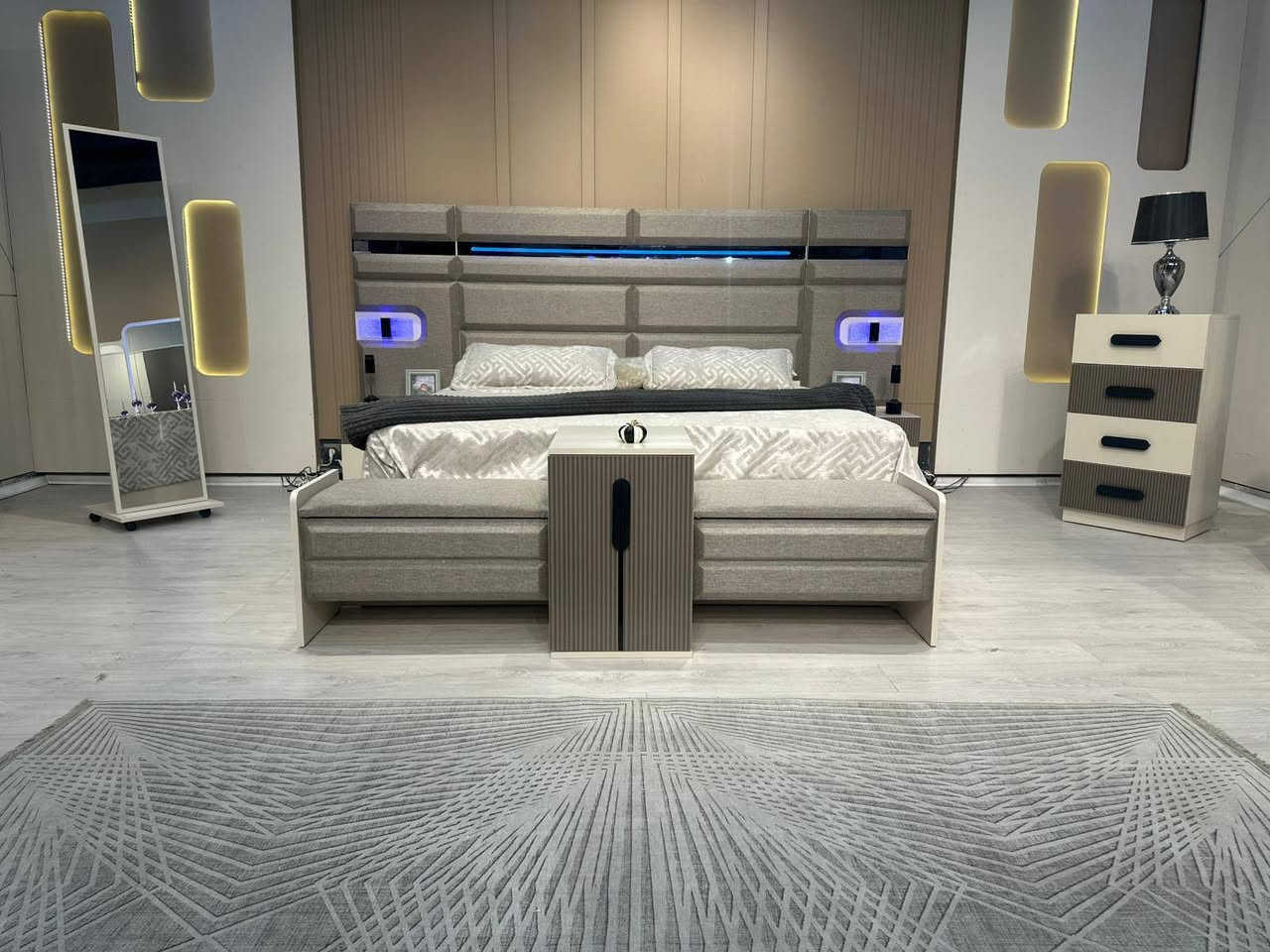 كونك 100 بيجي و جوزي مودرن 10 قطع  👆🏻

كنتور : 260*240
ملحق : 87*240
ارتفاع السرير : 150
ميز تواليت : 120*180
سرير خزان  
الشد والنقل داخل بغداد مجاني 
حجز وستفسار 
مرسلت صفحه 
وتساب 
٧٨١٣١٣٧٢٣٠
***********
خدمت توصيل لجميع المحافظات العراق بسعار مناسب جداً
