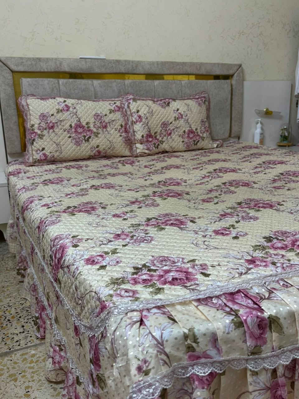 جربايه نضيفه ام النفرين مع الدوشك مع ميز مرايه و مرايه عله الطول للبيع للاستفسار ***********

