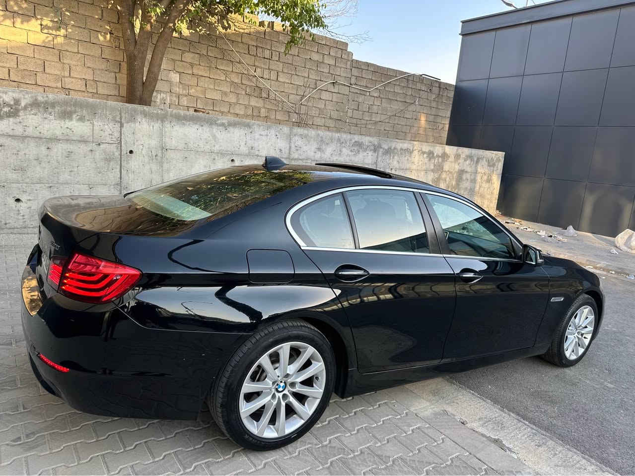 BMW 520i 2016
سفری شه‌ریكه‌ی عروش 
سه‌یاره‌كه‌ كلینه‌ بێ بۆیاخه‌ یه‌ك په‌ڵه‌ی بچووك ساردی هه‌یه‌
٩٥ هه‌زار ڕۆشتووه‌ سفره‌ سه‌یاره‌كه‌
٤ پستۆنی تۆربۆ 
گێر و مه‌كینه‌ی به‌شه‌رت هیچی نه‌كراوه‌ته‌وه‌ 
دیناری مه‌سره‌فی تیا نیه‌ تازه‌ سیرفس كراوه‌ 
سه‌یاره‌كه‌ فوول مواسه‌فاته‌ 
سعری ١٨٣ و مه‌جالی كه‌م 
*********** السليمانية, العراق
