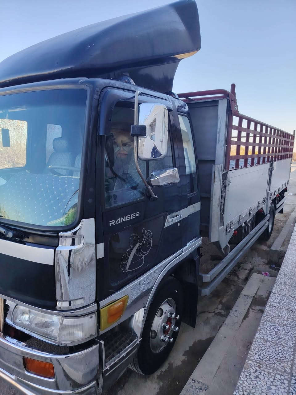 السلام عليكم هينو طيره سته وربع بلاد رقم قادسيه مكينه  70سوبر  سياره جديده حداديه فول مكان المشخاب موبايل ***********
