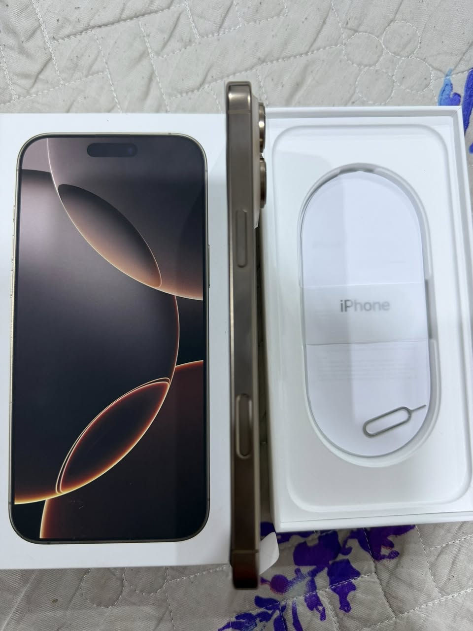 السلام عليكم ايفون 16pro max ذاكرة256  لون صحراوي الجديد استعمال اقل الشهر تقريباً بطارية 100  مشحون 16  مرة فقط اخو الجديد سعر 1,450,000 مكان بغداد للاستفسار ***********
