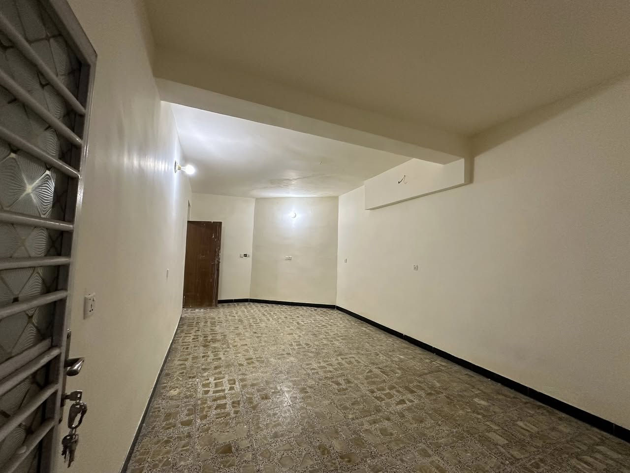 بيت للايجار في الميكانيك قرب روضة الاقمار
البيت مساحتة 80 متر يحوي على غرفة واحدة فقط 4.5 *7 حجمهة ومطبخ وحمام داخلي اما بالخارج فيكون كراج و حمام خارجي للاستفسار السعر 400 الف 
للاستفسار ***********
