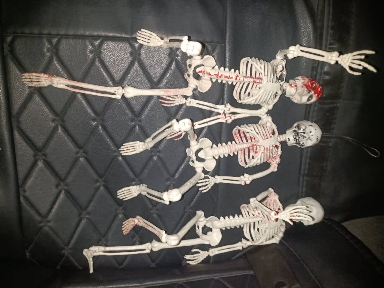 هيكل عظمي عدد 3 كل تفاصيل عن تتحرك تكدر تخليهم بالشكل اليعجبك واي حركه تعليميات يعتبرن حجم تقريباً 30 سم ب 25 ألف كلهم 3 قطع مكاني بغداد شراي يجي خاص او يتصل هذا رقمي ***********
