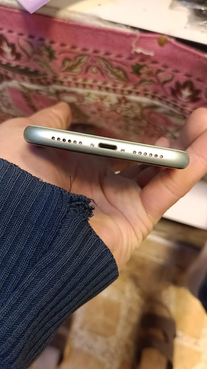 السلام عليكم جهاز أيفون ١١ عادي للبيع نضيف جدا شخط ما بي لا مفتوح ولا مصلح بطارية ٨٤ بلادي ذاكرة ١٢٨ ويا كارتون السعر ٢٢٥ و بي مجال بسيط العنوان بغداد الرشاد الرقم ***********
