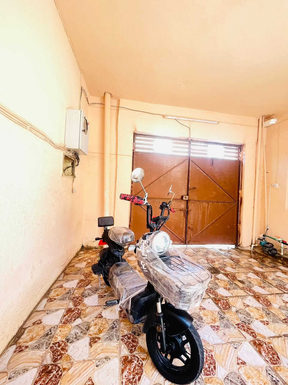 ماطور شحن للبيع مراوس اب بزون شعندك نزل
عقل شغال 
هورن شغال
اشاير بك لايت شغال
ضوء شغال 
شاشه تحددلك العطلات  البي 
السعر ٢٥٠ وبي مجال رقم ***********
