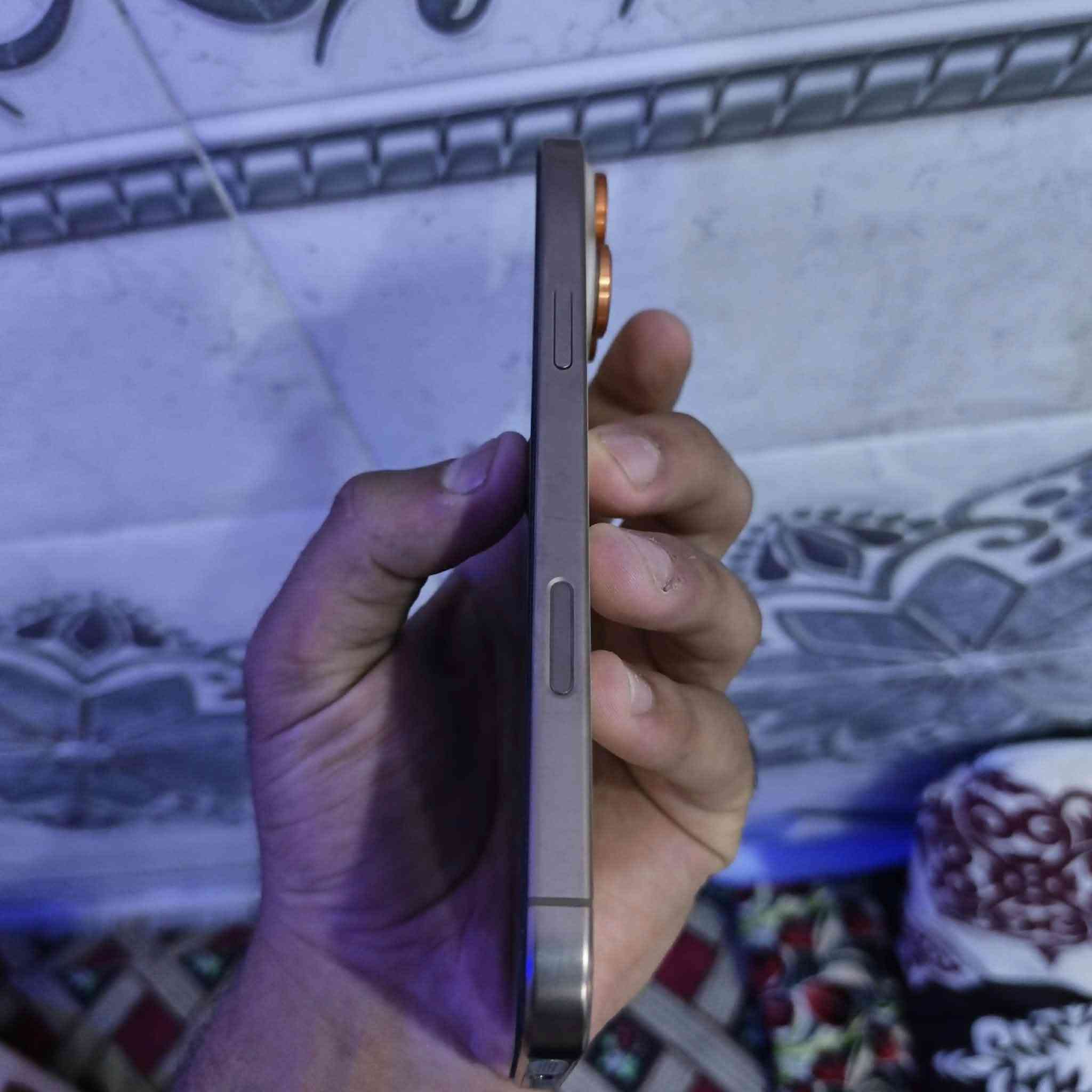 سلام عليكم ايفون ١٦برو ماكس  شرق اوسط تلفون مكفول من الخدش والضرب مكفول من كلشي يطاريه٨٧ لان بيانات وفاتح بي نقطه اتصال ٢٤ساعه كارتونه وشاحنه الاصاصليه مالته موحودات قيم بلي يرضى الله بي وبلعافيه وهذه رقمي ***********
