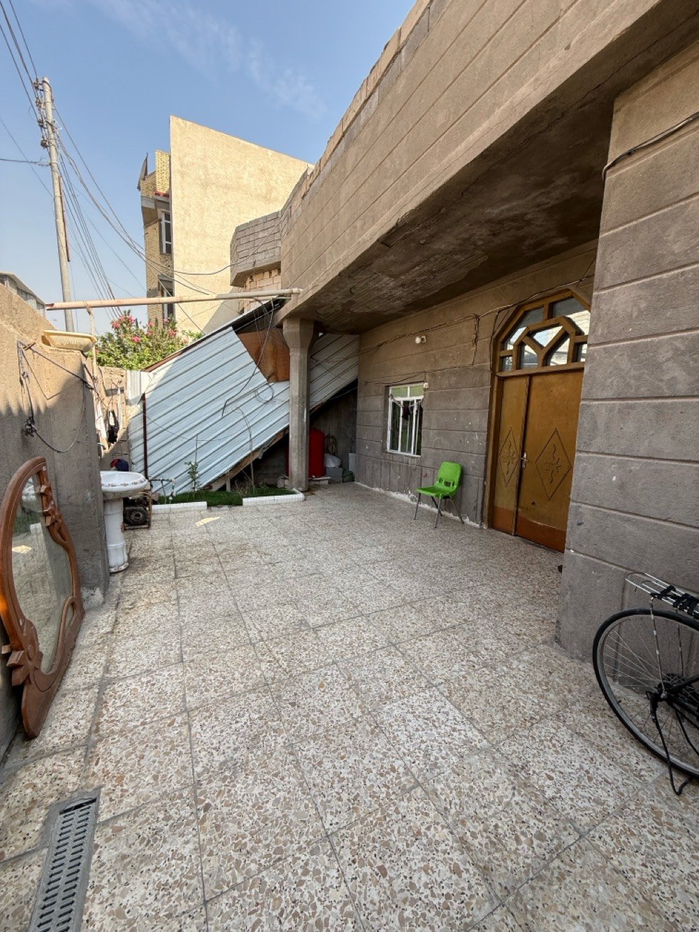 بيت للبيع  القبله حي القائم مقابل مدارس ايشق البصره خلف السفير سنتر مساحه 130م بصف الركن يحتوي على غرفتين  وصاله وديوان ومطبخ وصحيات وبيه مشتمل فوك يحتوي على غرفة كبيرة وغرفة وسط وصحيات بي درج خارجي على الشارع سعر 145 قابل للتفاوض سنة البناء 2013 طابو صرف بسمي اخير 3صور للمشتمل الفوك