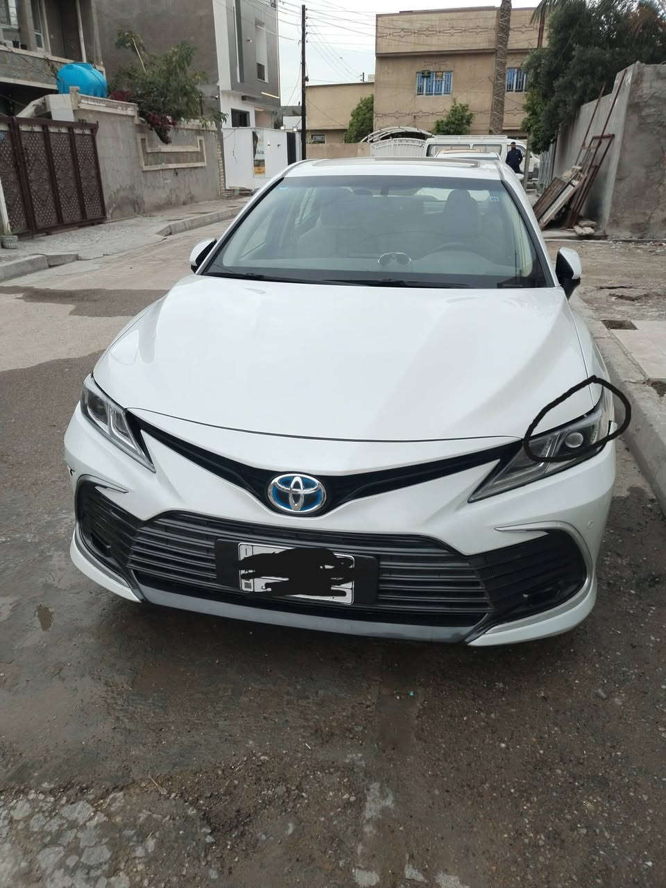 السلام عليكم اخوان للبيع كامري
 عبداللطيف جميل مديل 2024 هايبرد 
فول اعلى فئه بل كامري Gle
السياره جديده وماشيه ٨٧
بيه طخطخات وتكحيل موضح ب الصوره

وبيهه باب عكس السايق هم موضح فقط
 رقم بغداد بأسمي مكاني بغداد 
السعر ٢١٥ وبيهه مجال
***********
