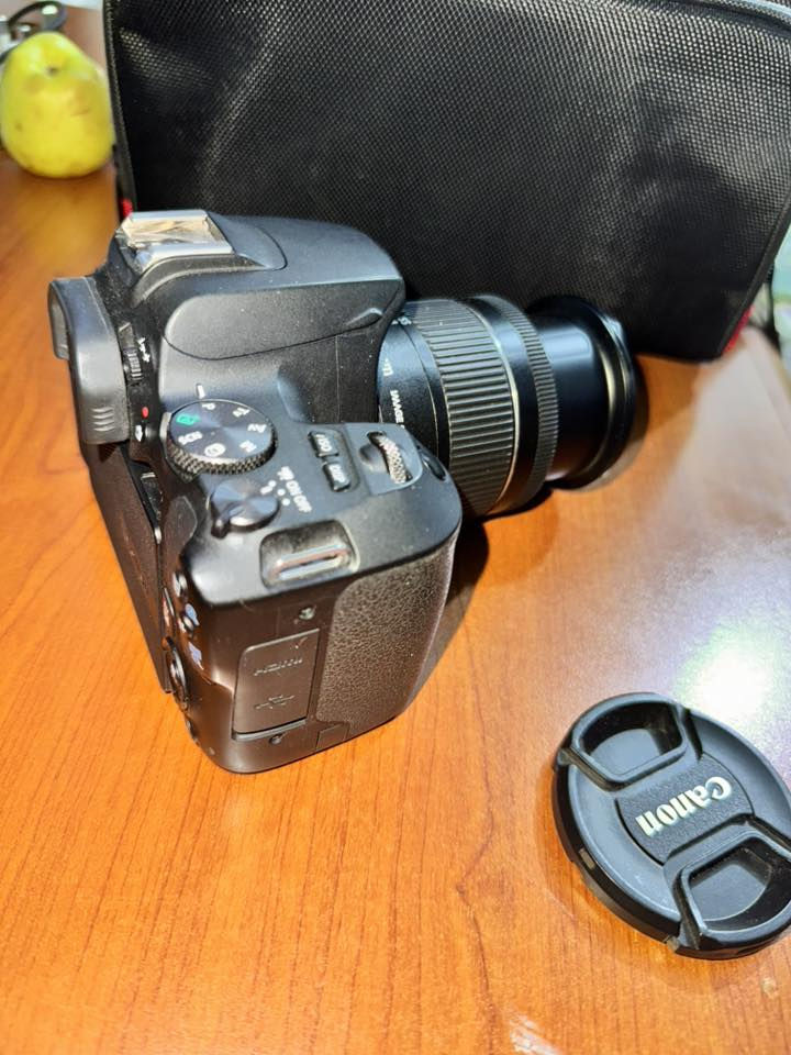 كامرا كانون 250D الكامره مستخدمه جداً جداً قليل و نضيفه شاشه قلابي لمس سعرها 525  الف مكاني بغداد البلديات او اليرموك ***********
