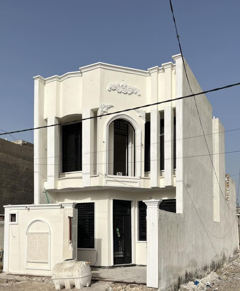 للبيع بيت مساحة125 بحي الحرية قرب مدرسى زلفى مساحة 125 يحتوي على 3 غرف نوم ومطبخ حار ومطبخ بارد و4 صحيات شرقي وغربي جام الطابق الثاني المنيوم سلايت جاهز على اخر حباية الاساس رفت وعالي عن الشارع والبناء طابوق درجى اولى للاستفسار ***********
