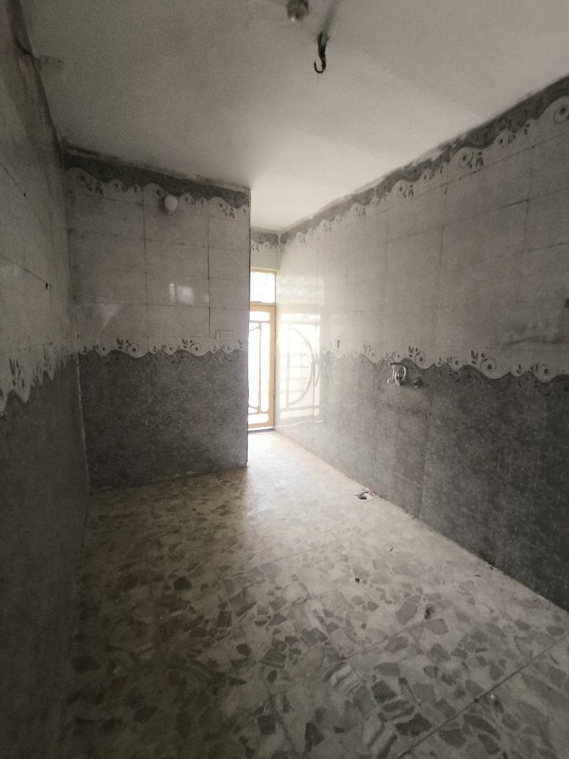 دار 100م حي الوفاء منطقة 40 خلف شارع المطار بناء شيلمان نظيف كاشي وسيراميك يتكون من غرفه وصاله ومطبخ واستقبال وصحيات السعر 115 بي مجال 
للاستفسار اكثر اتصل ***********
